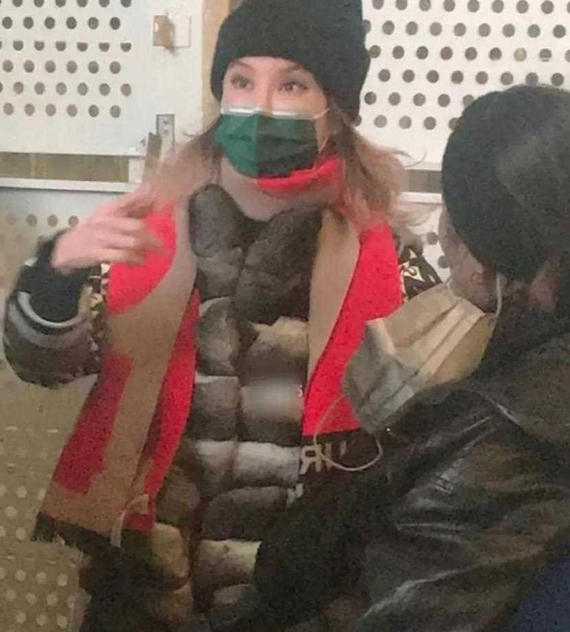 看人家李玟妈妈多洋气啊,大过年的,一身红配绿的服装,看起来就像是