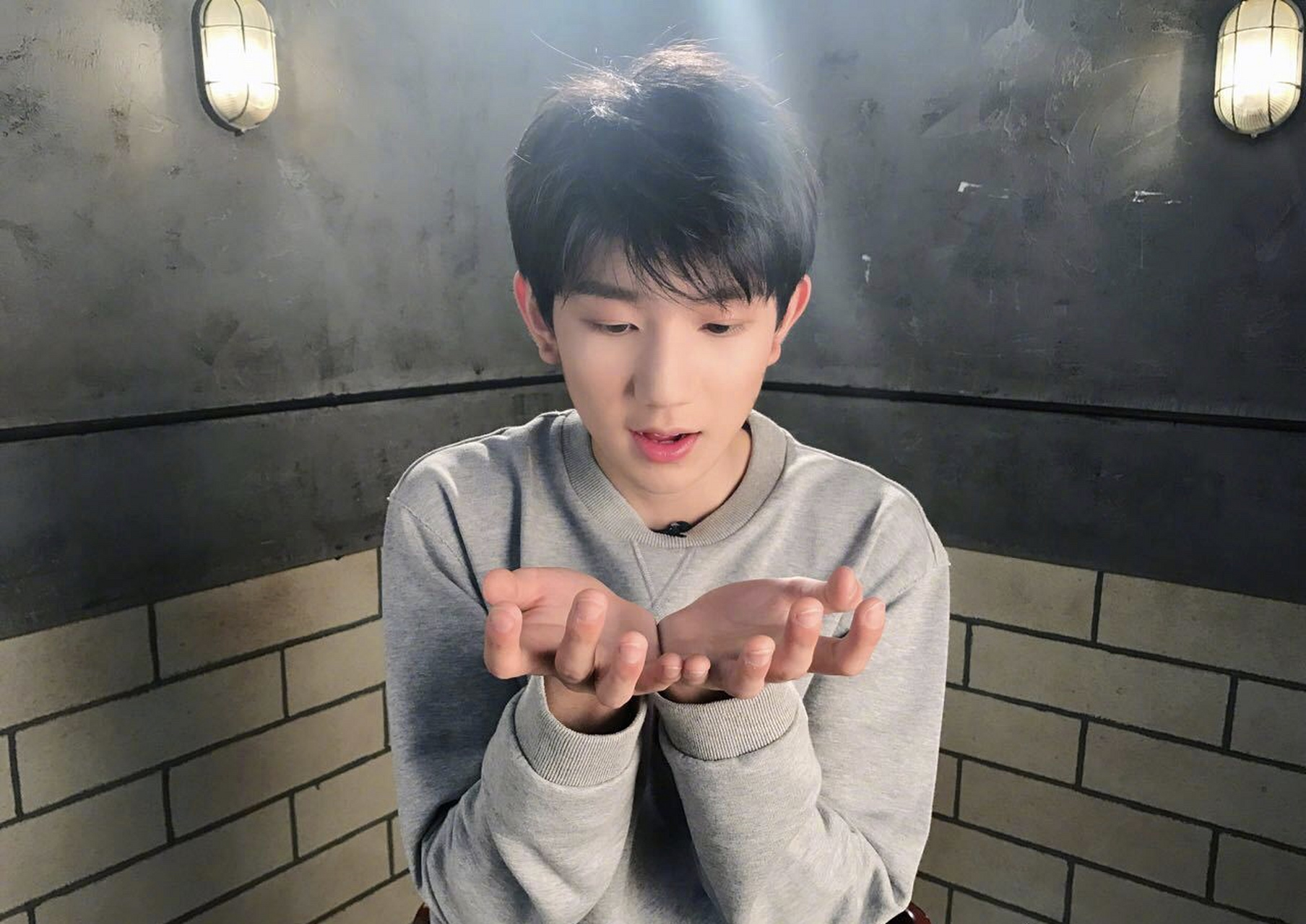 时代峰峻确实和王桂红(华晨宇前经纪人)有合作,目前高层想让她带王源