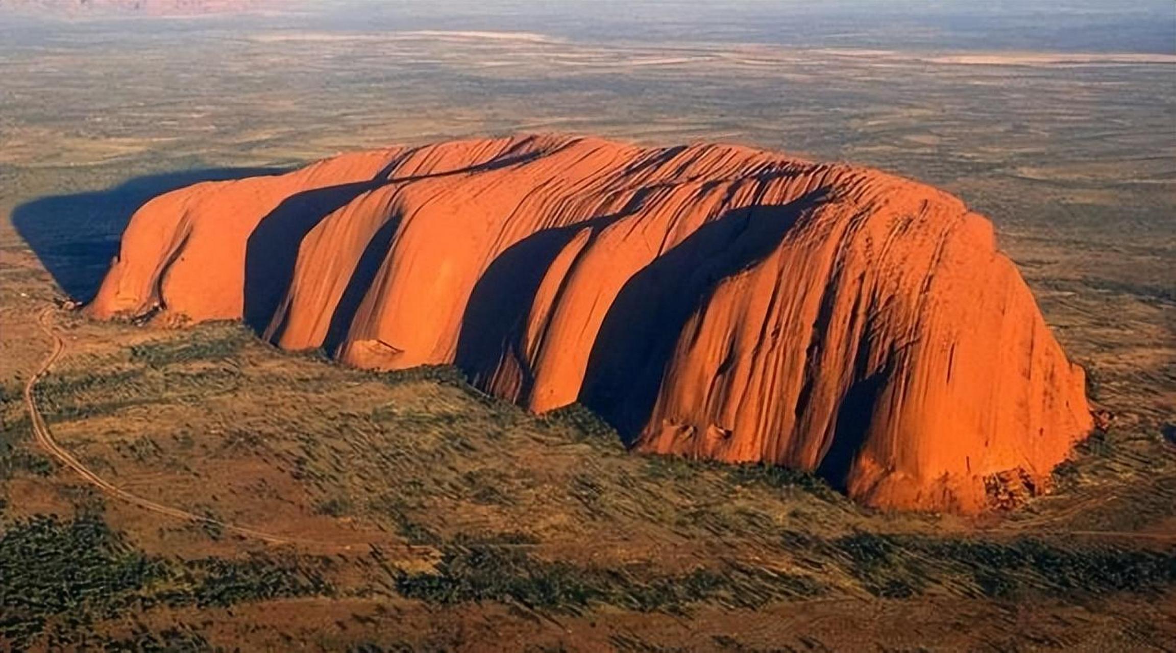 艾尔斯岩石是一块位于澳大利亚的神秘巨石,这块巨石长度约300米,周长