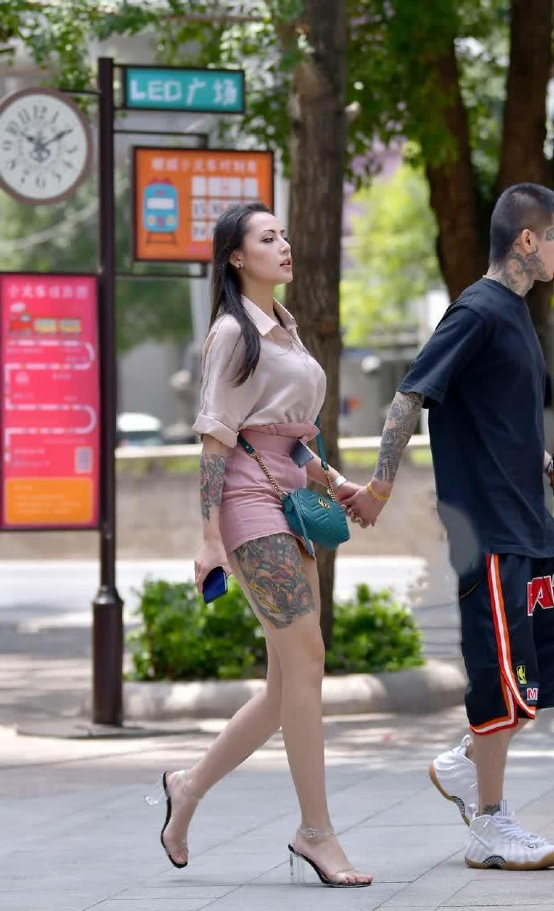 这对情侣有点"猛"!小姐姐大腿根也要纹身,有个性!