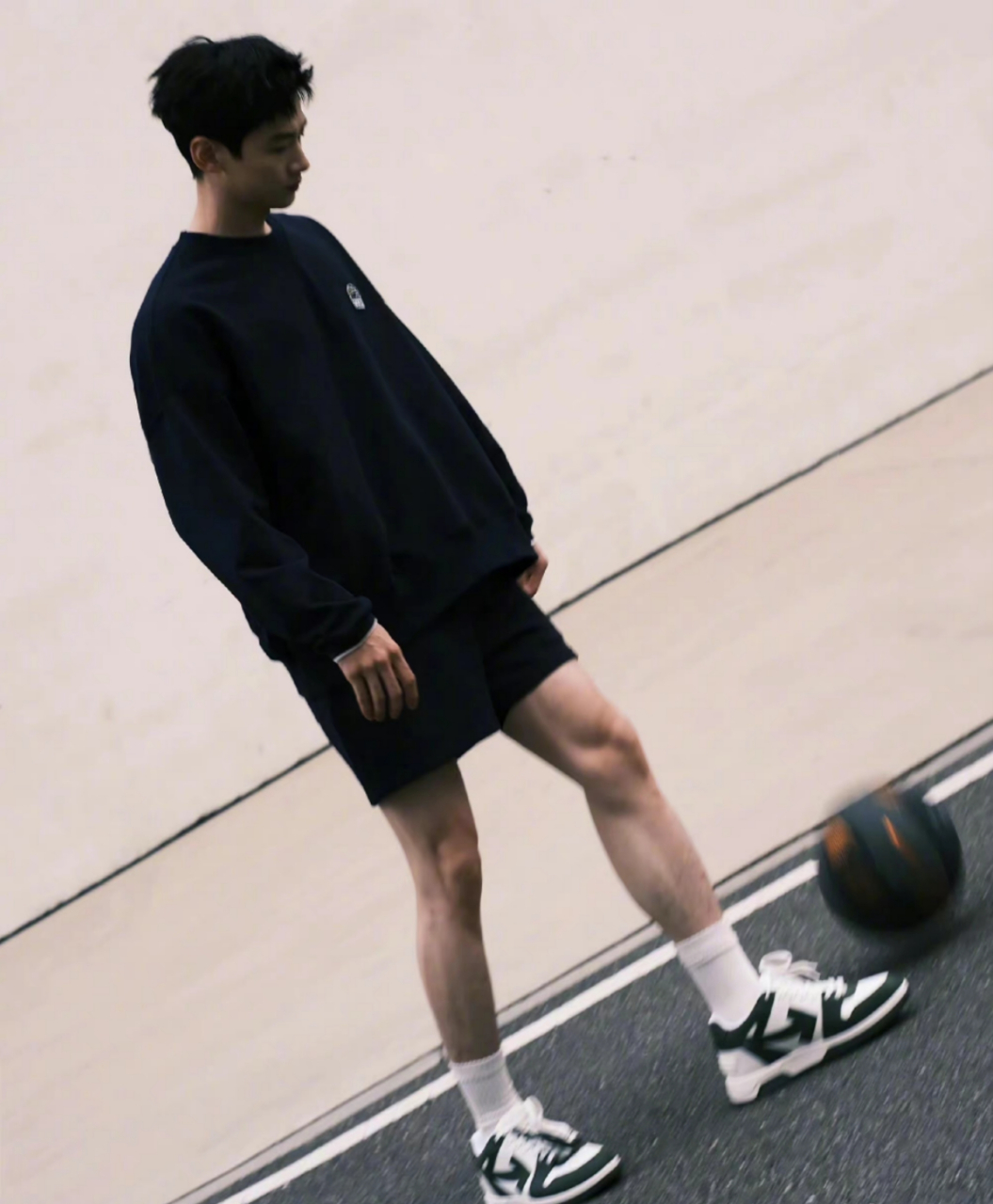 白敬亭运动风随拍真的好爱!运动男神白敬亭的腿部肌肉线条感让人羡慕