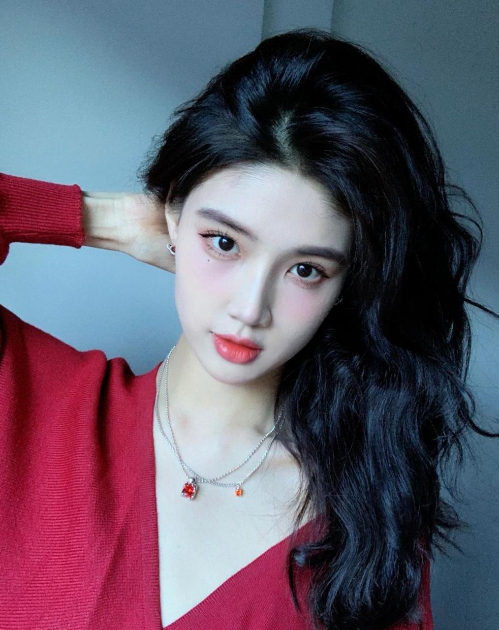 浓眉大眼瓜子脸,还有个迷你酒窝,这不是美女这是什么?