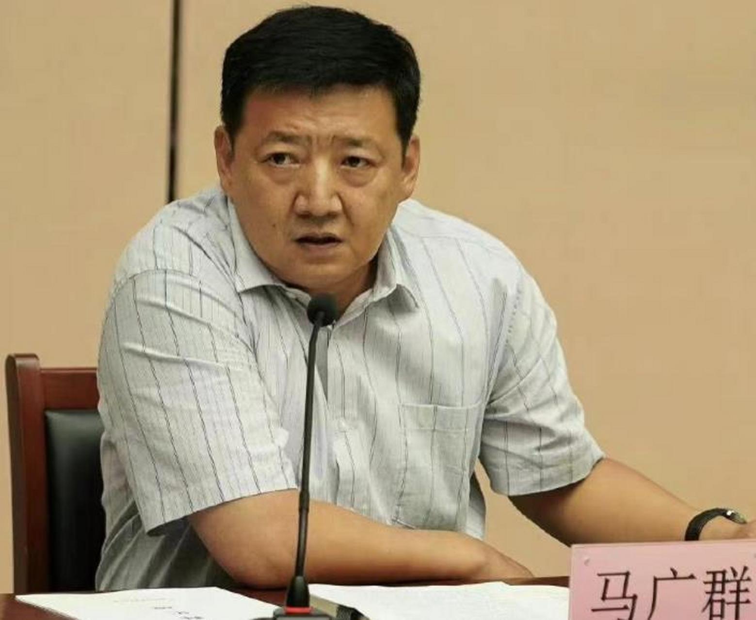 王砚辉那张会议干部图,简直就是真实的新闻画面.