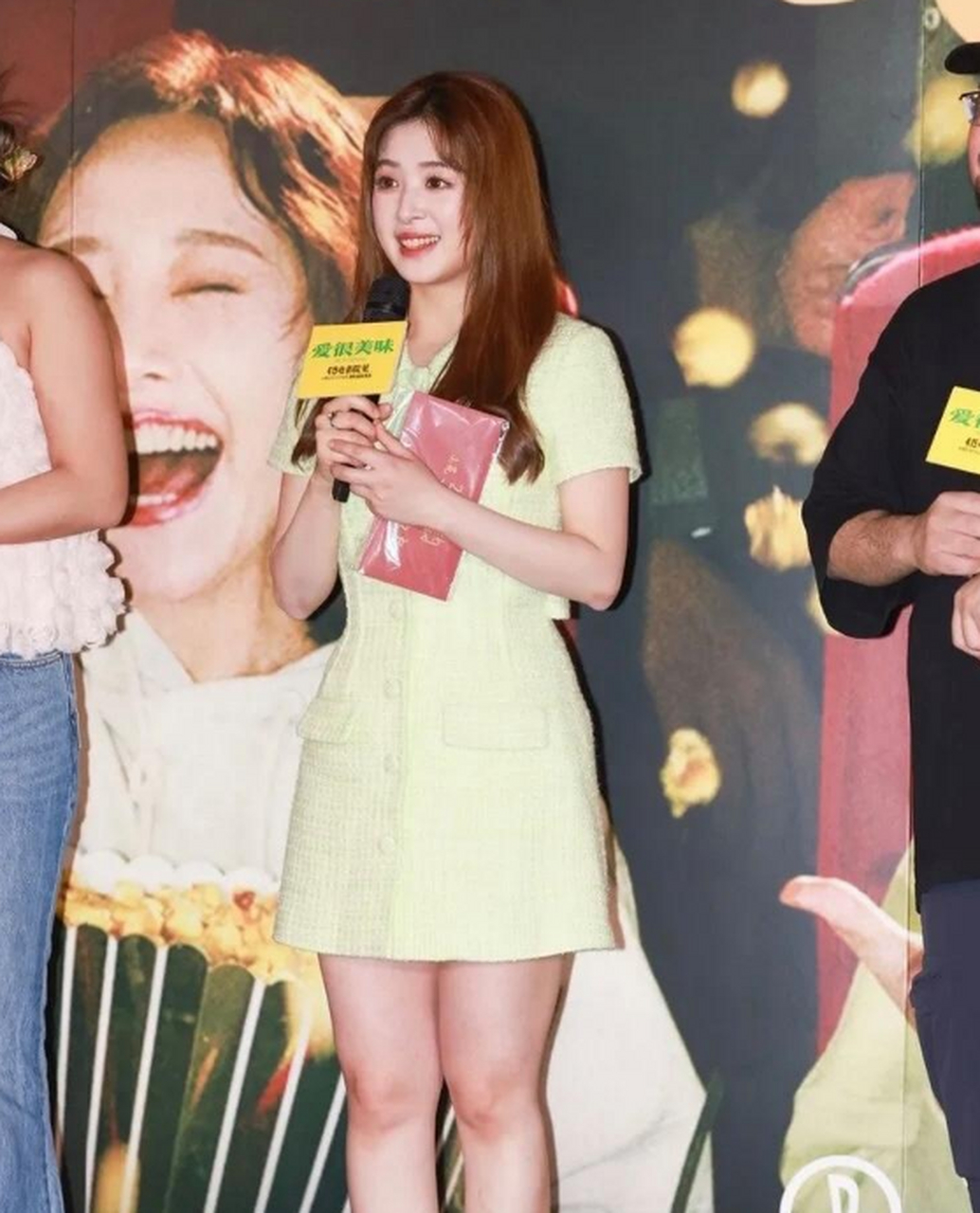 谁说张含韵发胖了,看着挺匀称的啊!