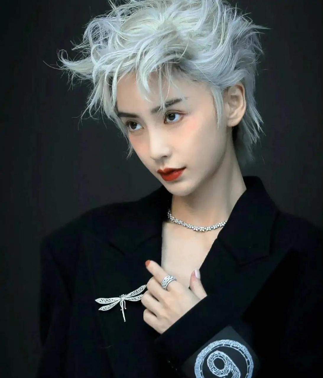 杨颖新造型银白发,看上去英姿飒爽精致的五官实在太酷了 #百家号星火