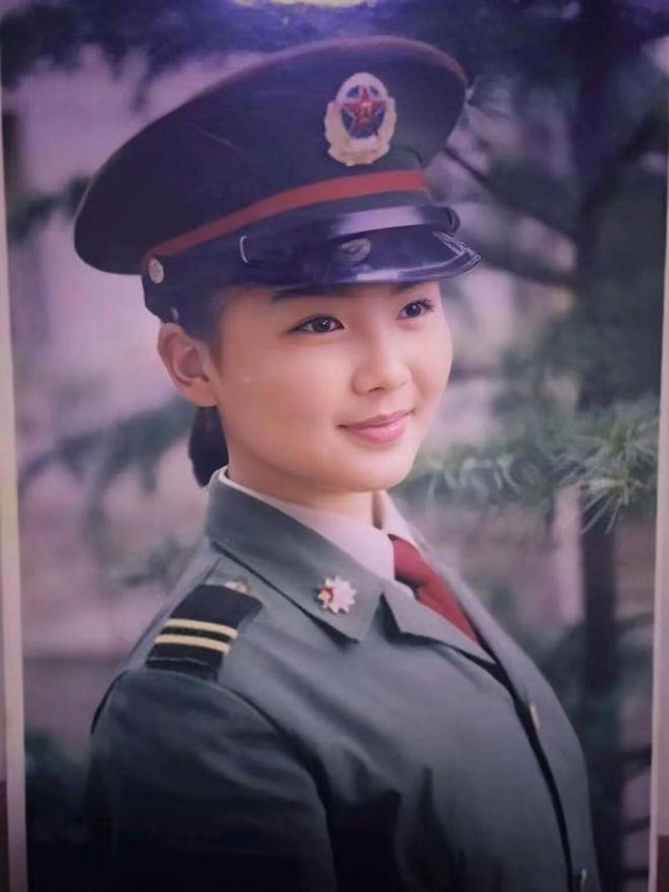 15岁的刘涛穿着军装,在照片中面容稚嫩,却展现出军人的气质.