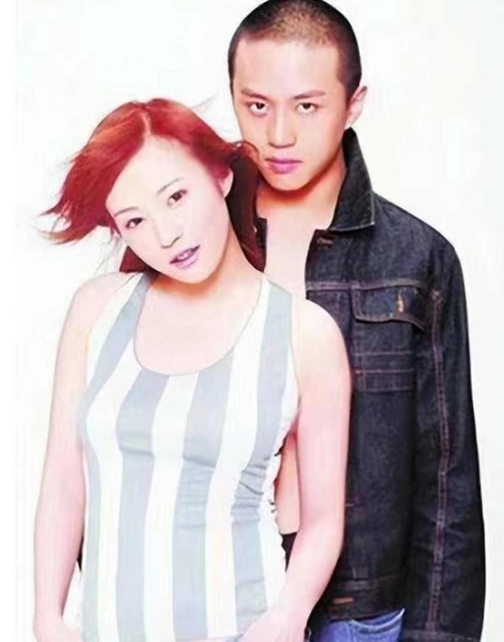 2003年,邓超和郝蕾在拍摄《少年天子》时因戏生情,情到浓时,两人还纹