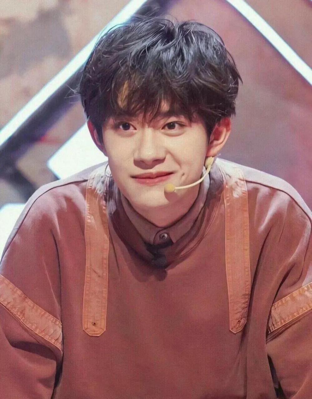 gif创作人# 记者问易烊千玺的择偶标准,他坦言:"身高165,大眼睛双