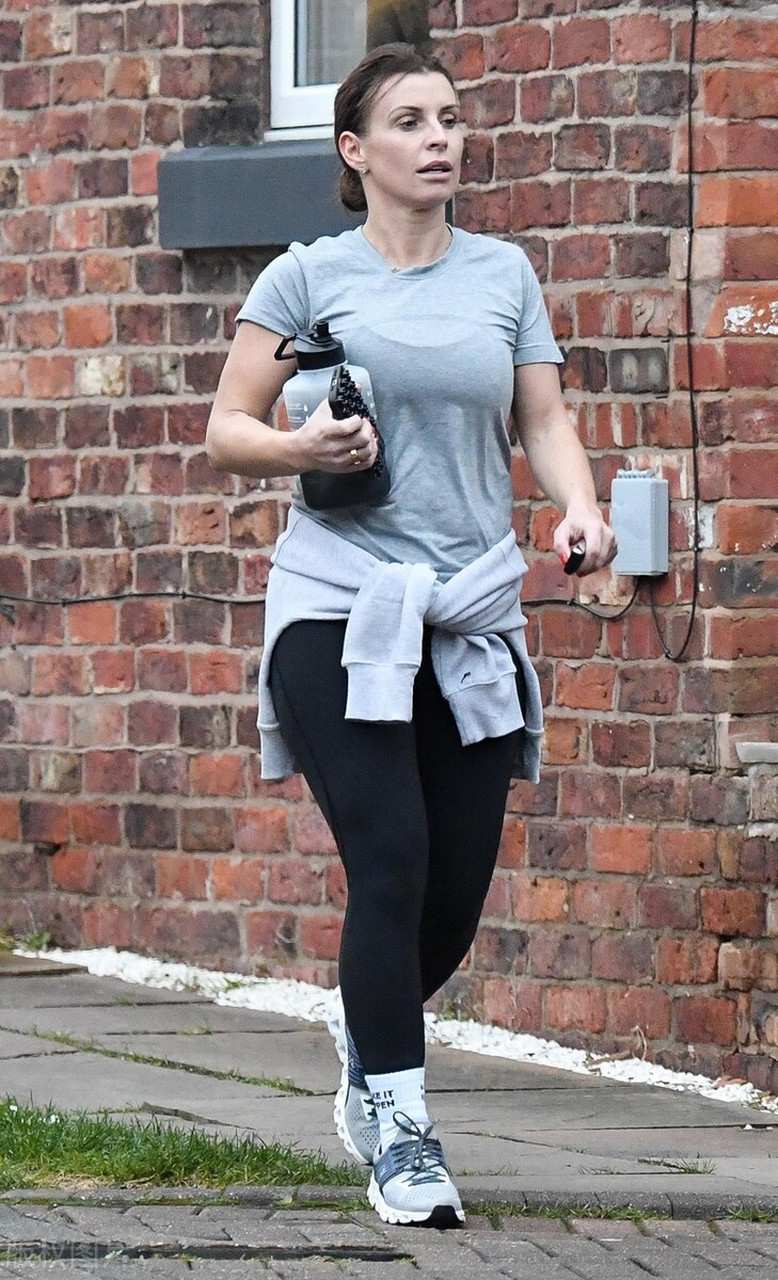 科琳-鲁尼,锻炼好啊!身材标致,样貌年轻,但是要少喝它.