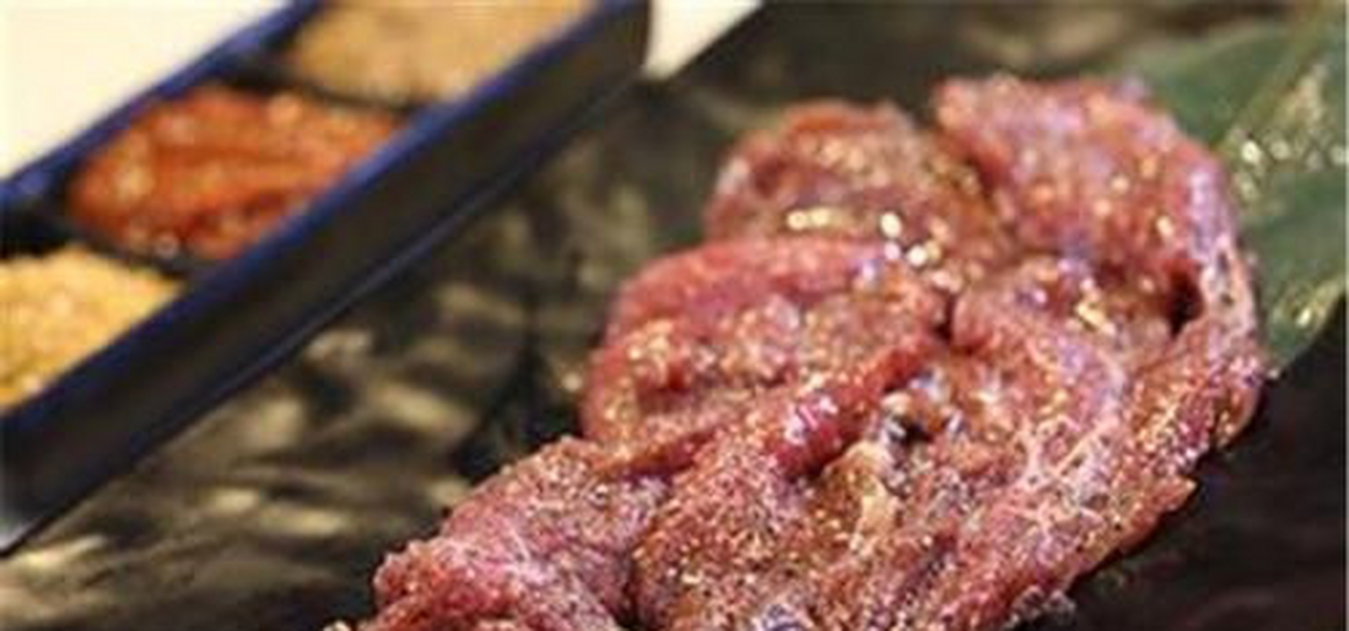 "烤鹿肉"出自《红楼梦》第四十九回:湘云一面吃,一面说到"我吃这个方