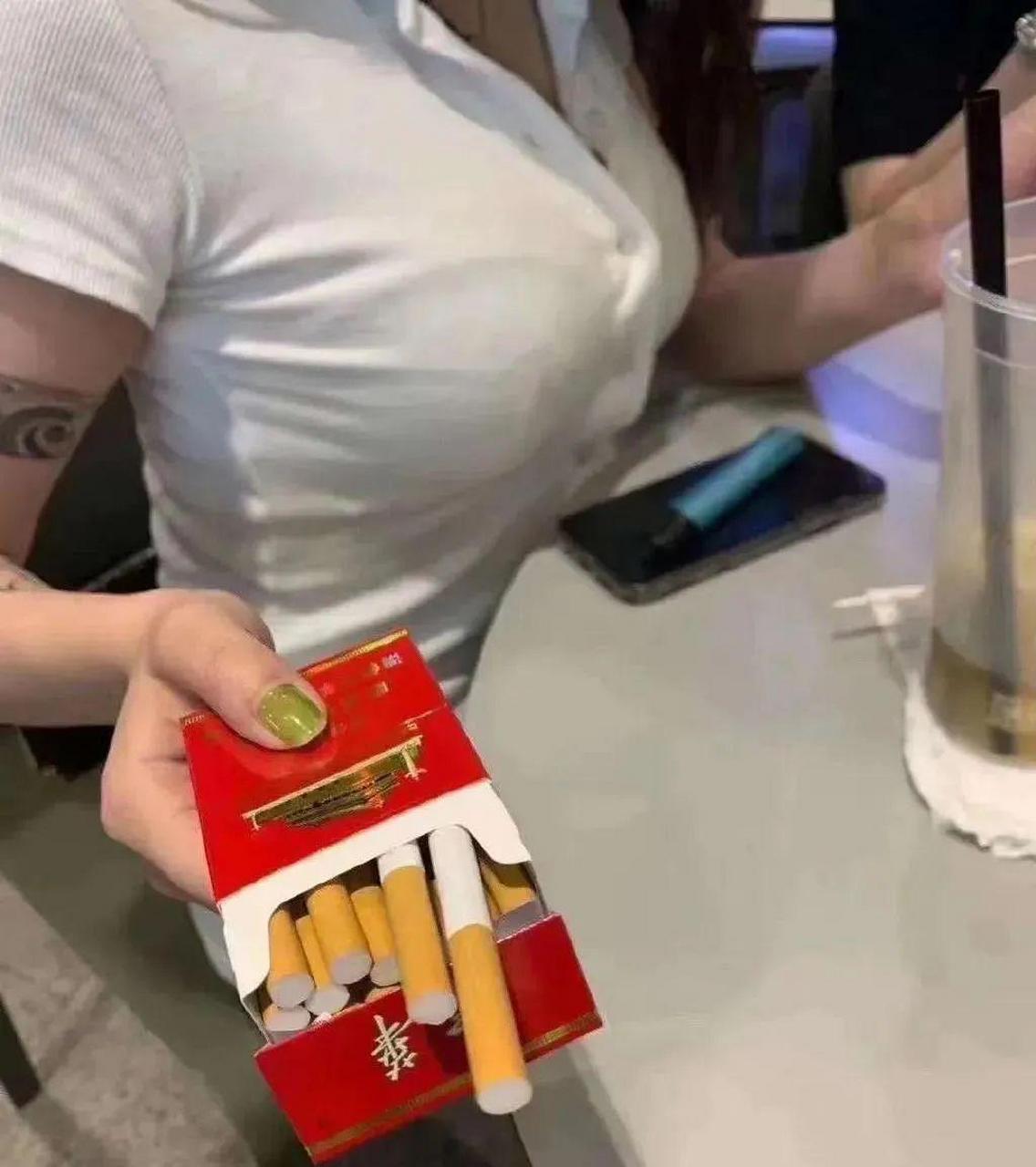 请你抽根华子!