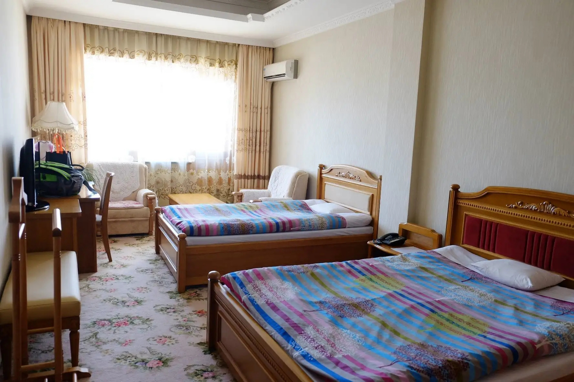 在朝鲜旅行期间,我们选择入住了一家颇具特色的朝鲜酒店,期待着一次