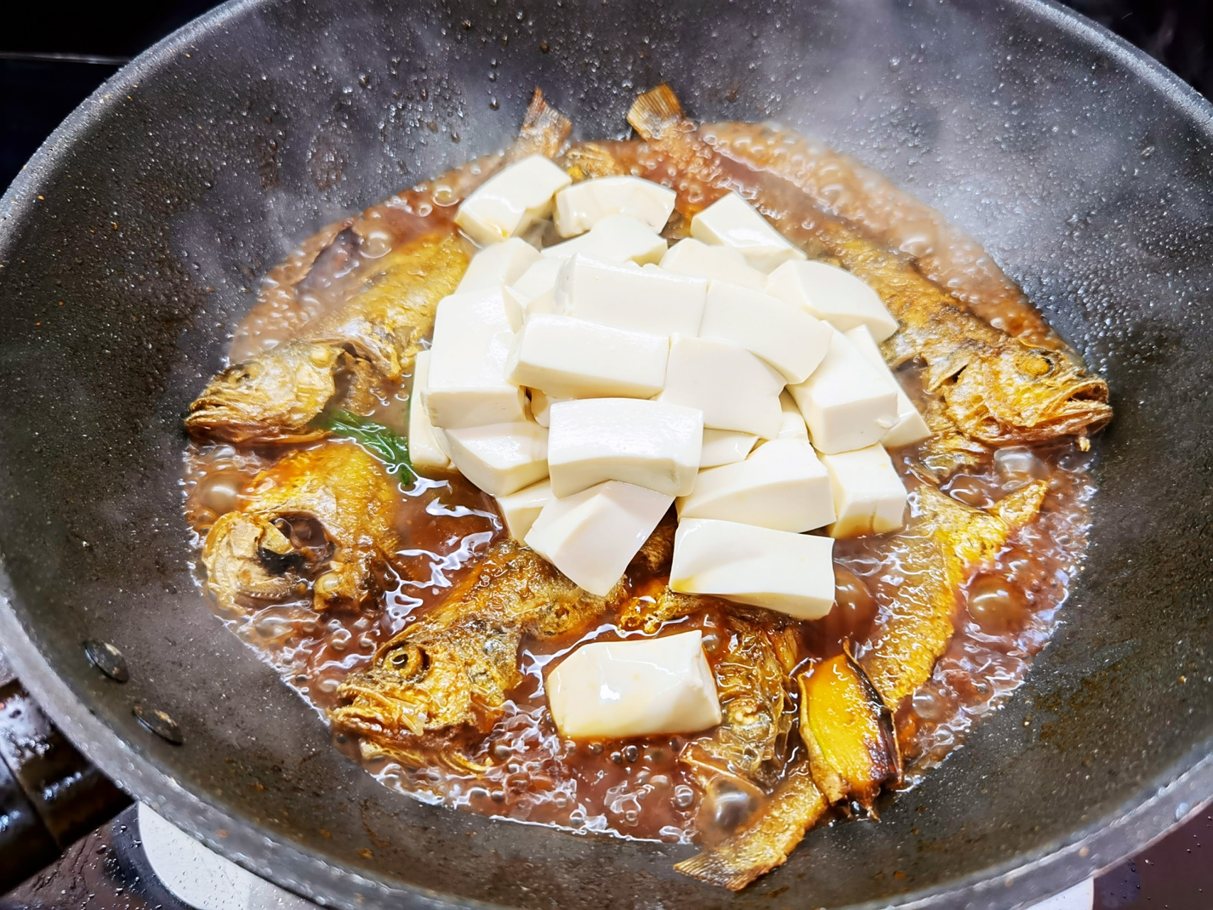 小黄鱼烧豆腐 小黄鱼烧豆腐,一道营养丰富又价廉物美的下饭菜.