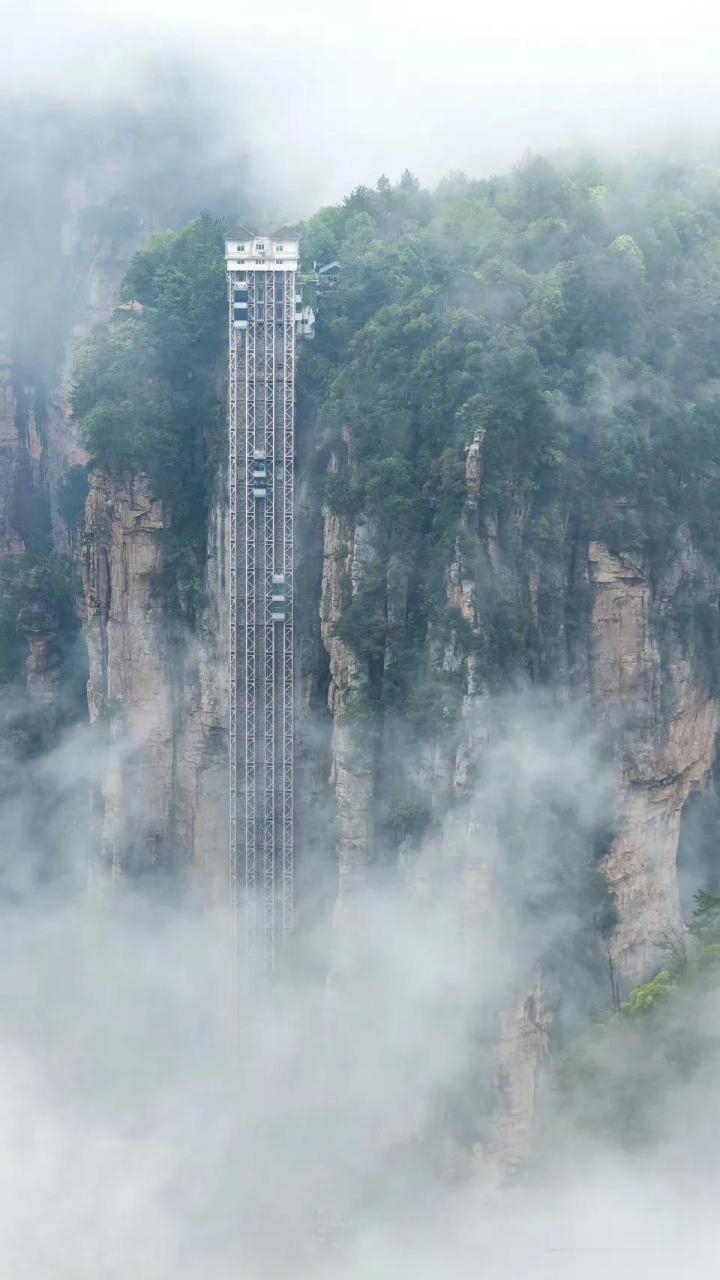 张家界百龙天梯——世界上最高的户外观光电梯,矗立于悬崖峭壁之上
