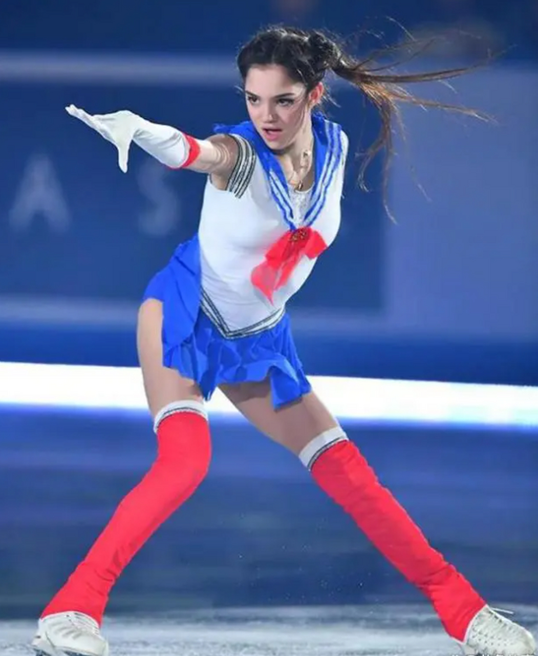 俄罗斯"冰上女皇"梅德韦杰娃,20岁退役当模特,近照大变样