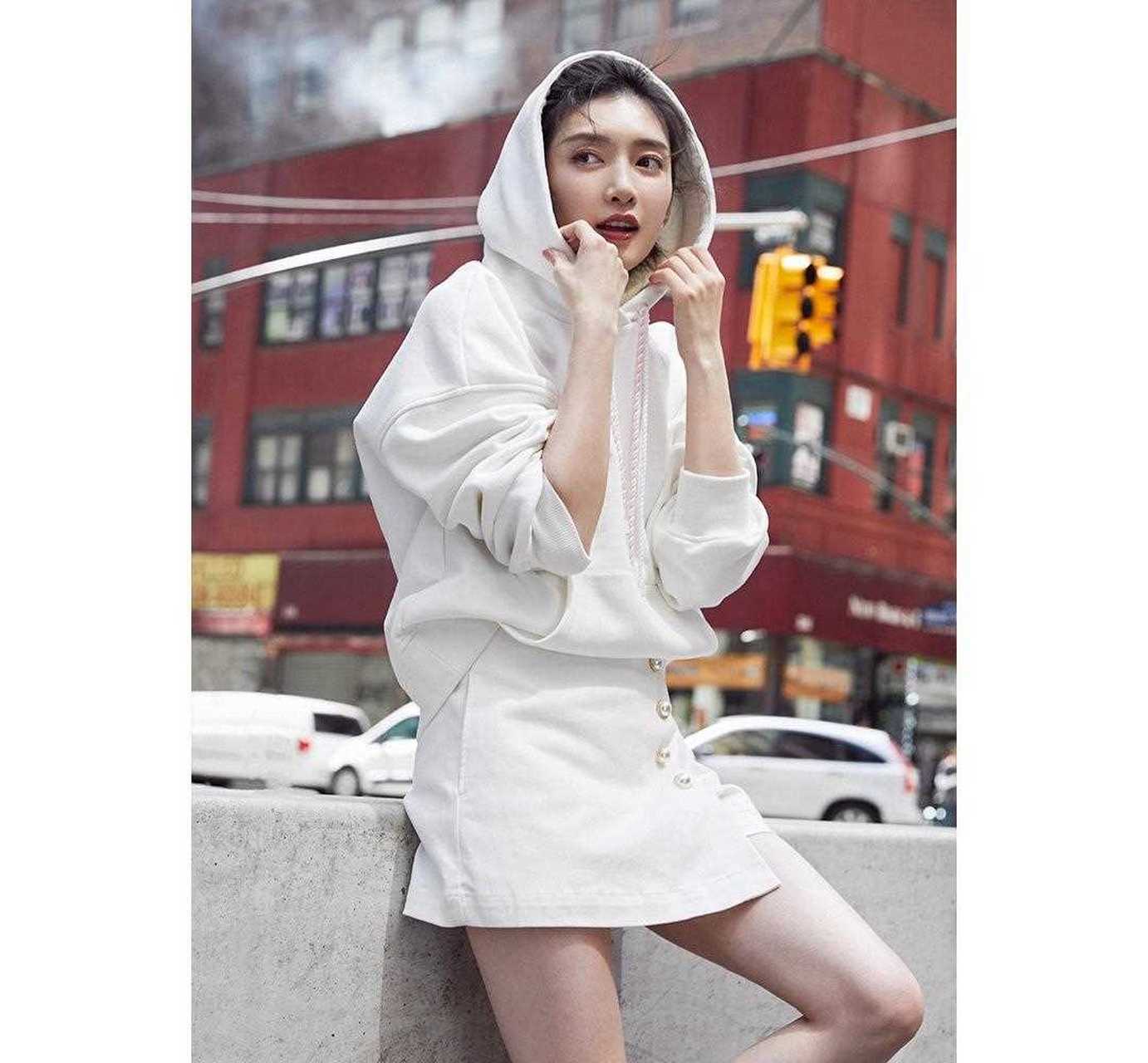 江疏影  代言veromoda,新款休闲卫衣,满满活力~[发怒]