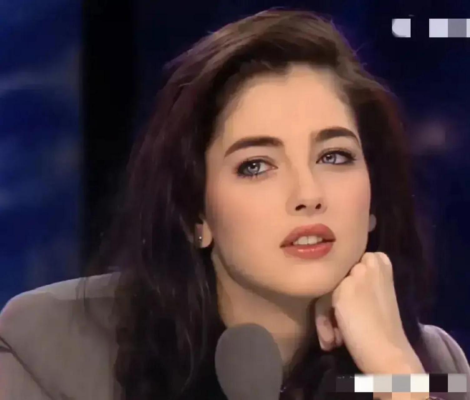 世界第一美女,绝世神颜!气质典雅,落落大方,温文尔雅,美丽动人.