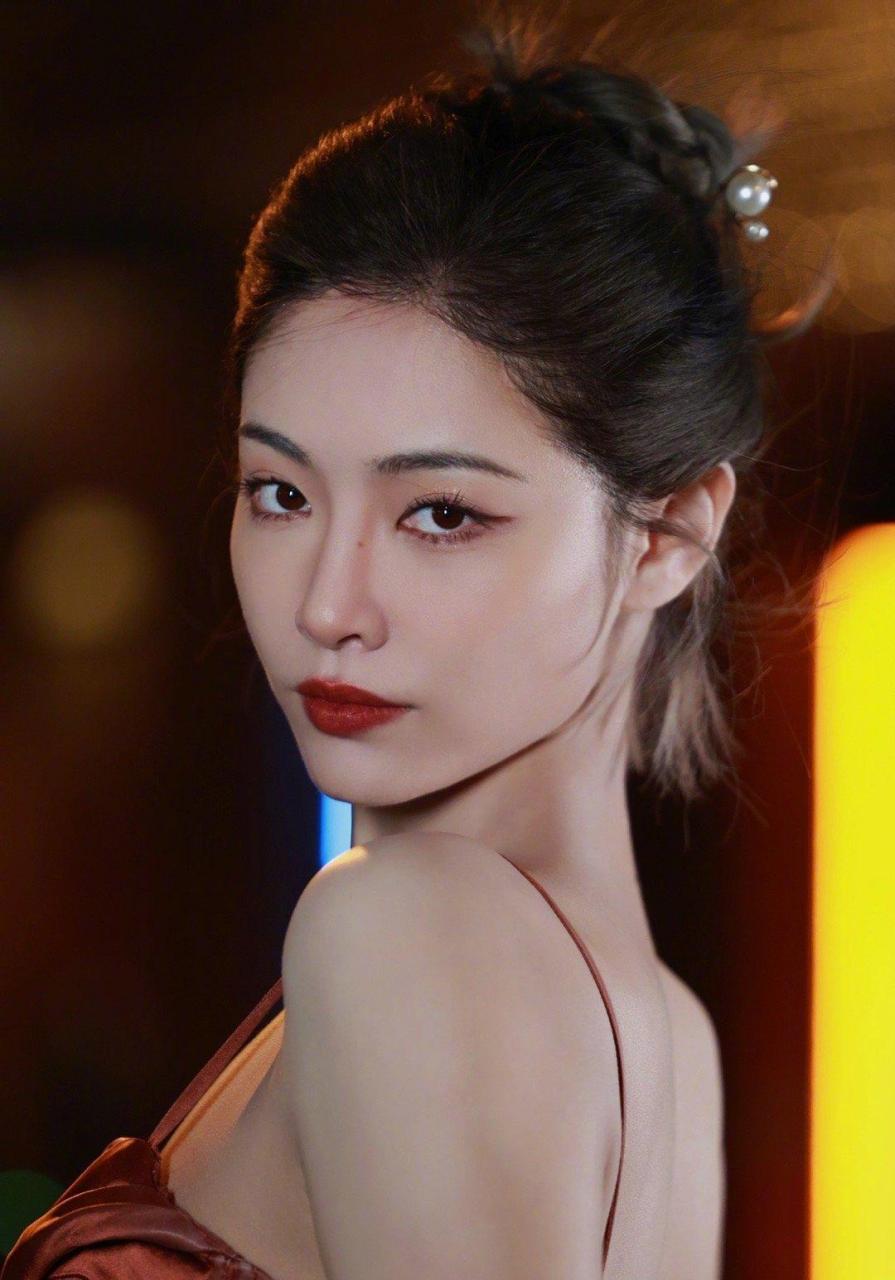 今天也是被许佳琪惊艳到的一天,身着丝质吊带长裙搭配复古发型,尽显