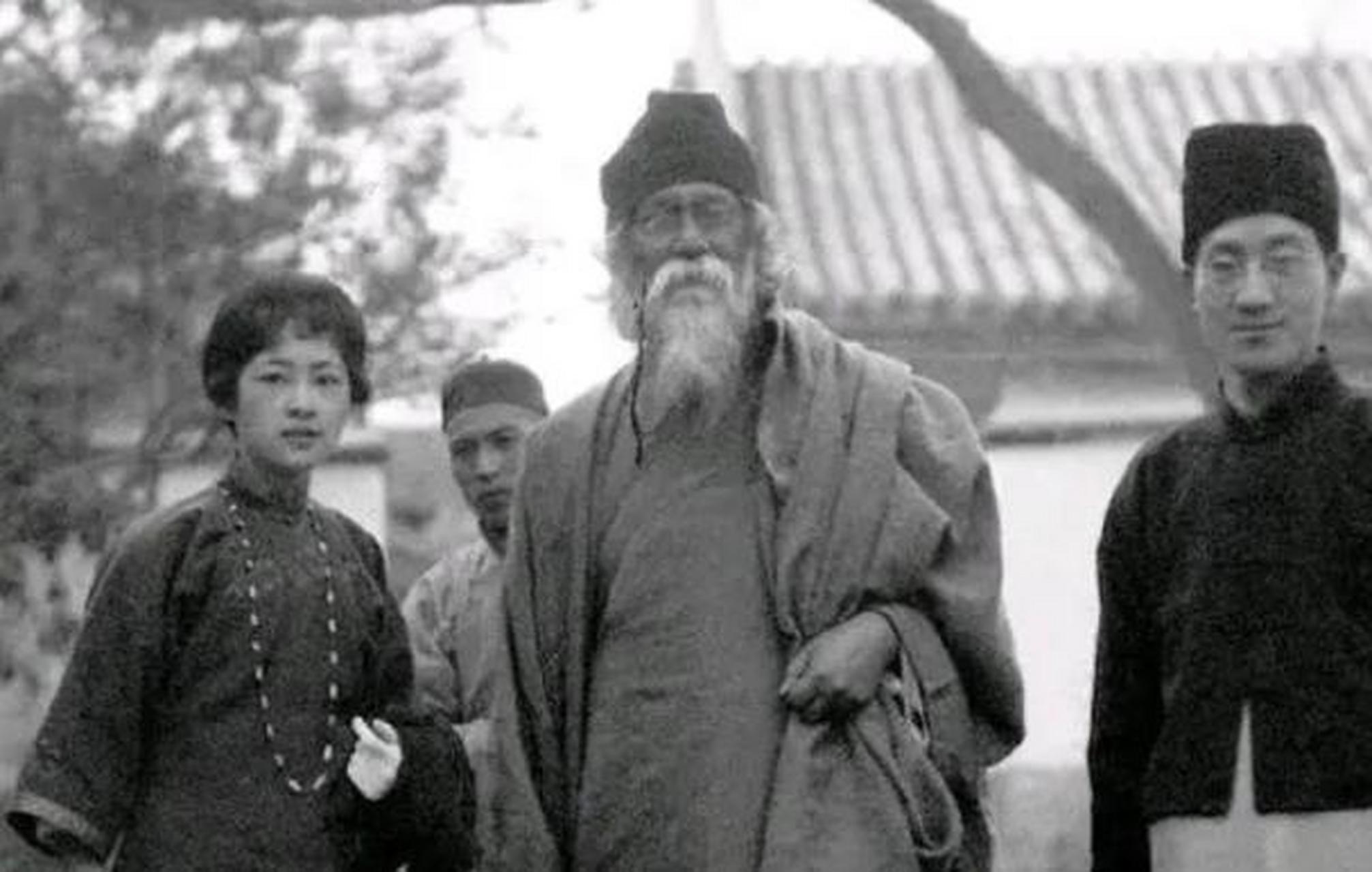 这是泰戈尔访华的照片! 左边是林徽因,中间是泰戈尔,右边是徐志摩.