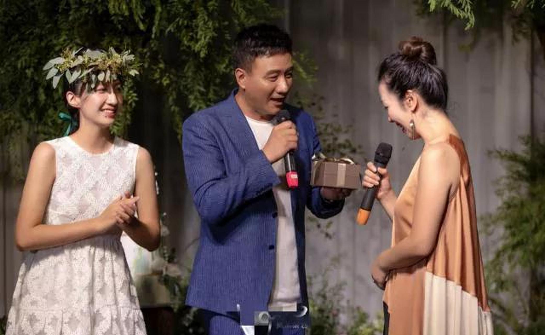 胡军的女儿胡悦稼,年芳20出落的亭亭玉立,1米75的身高,往那一站,比