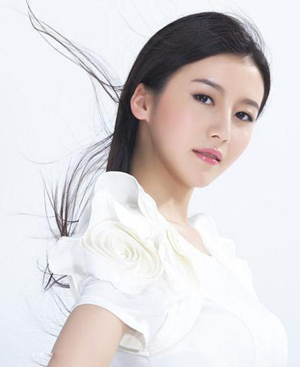 来自新疆美女演员赵志瑶