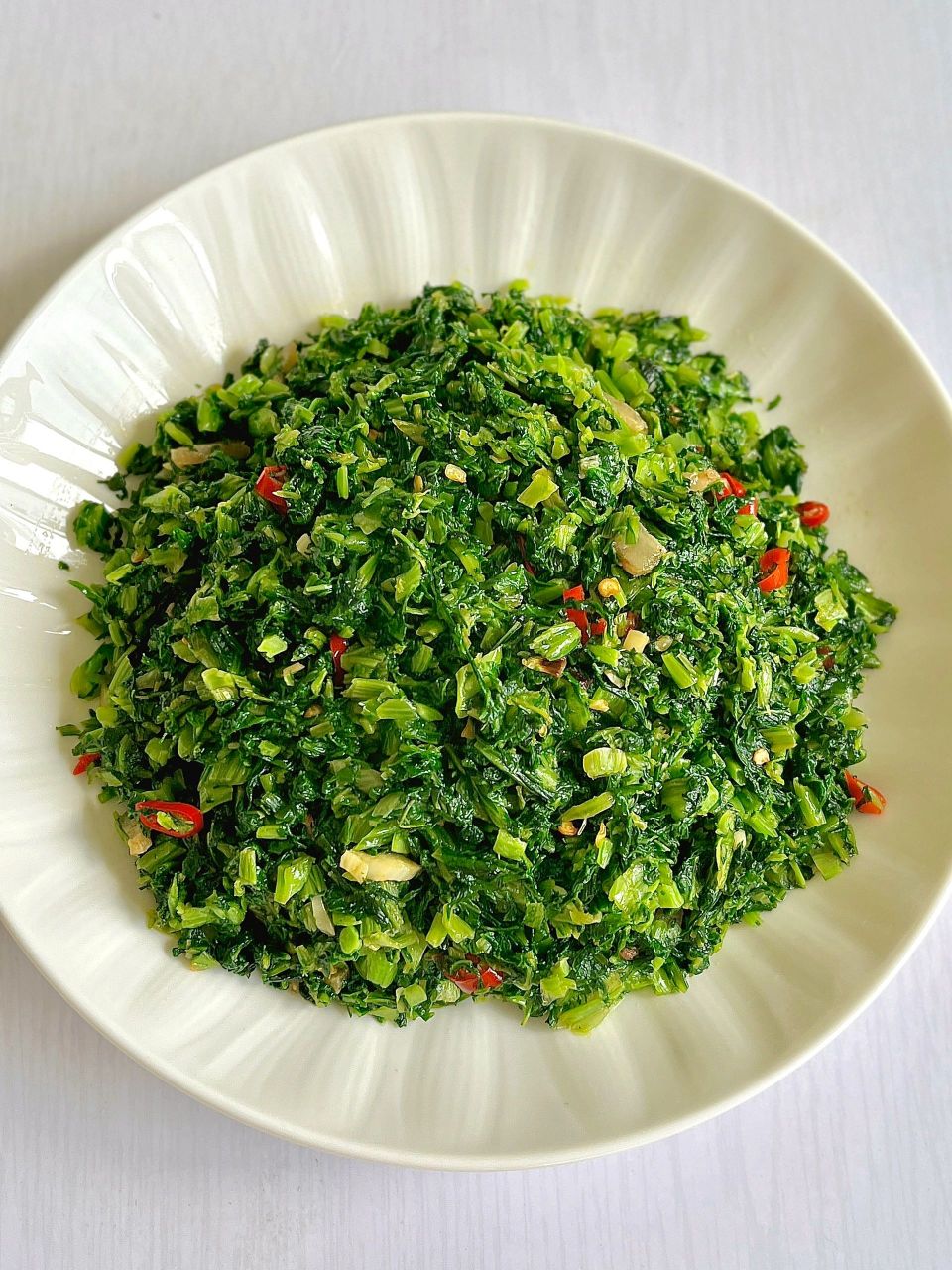 食材:香芥菜,肥肉 做法:1,芥菜清洗后焯水30秒捞出过凉,控水后切碎挤