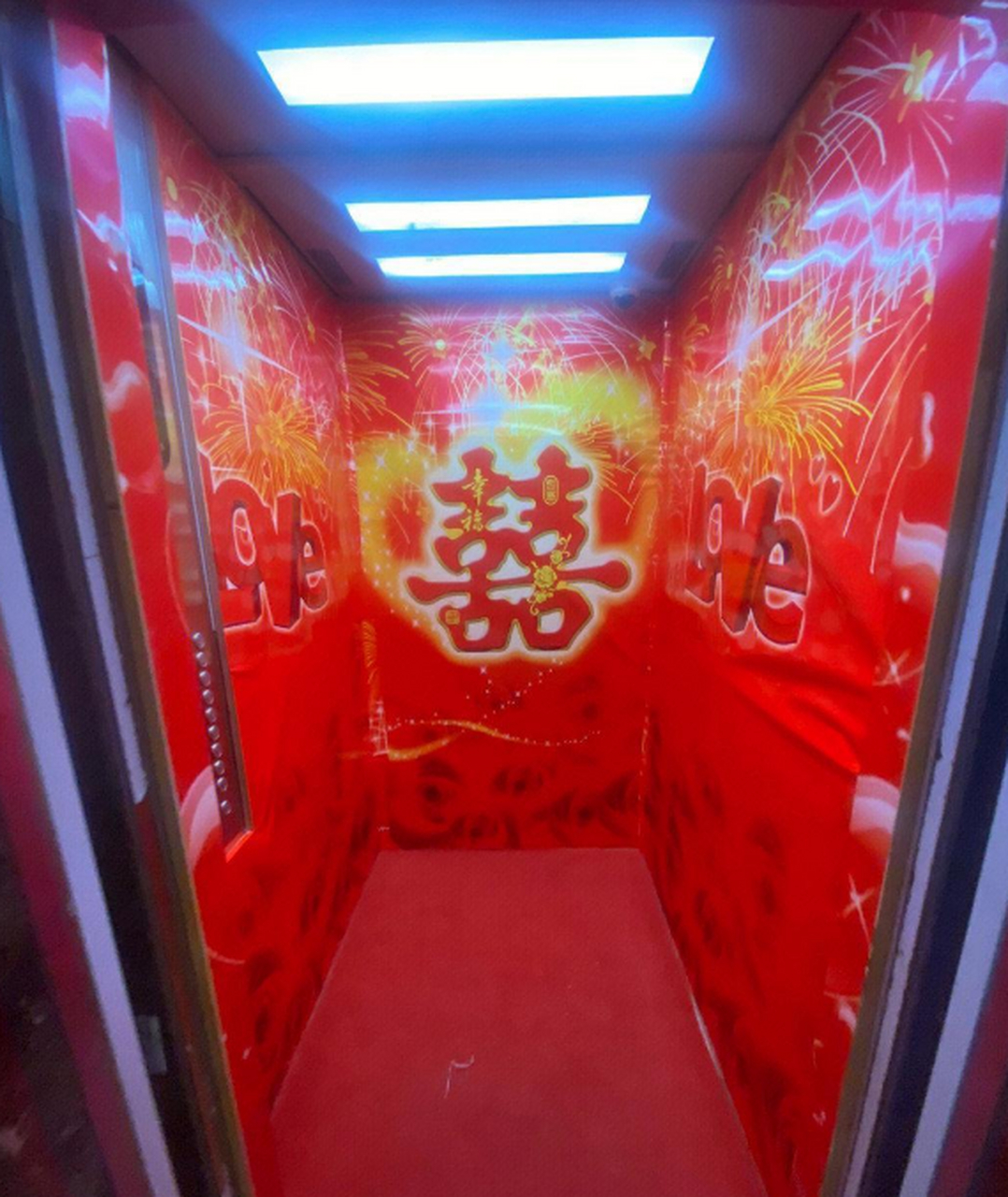 结个婚把电梯布置成这样,我都差点不敢进