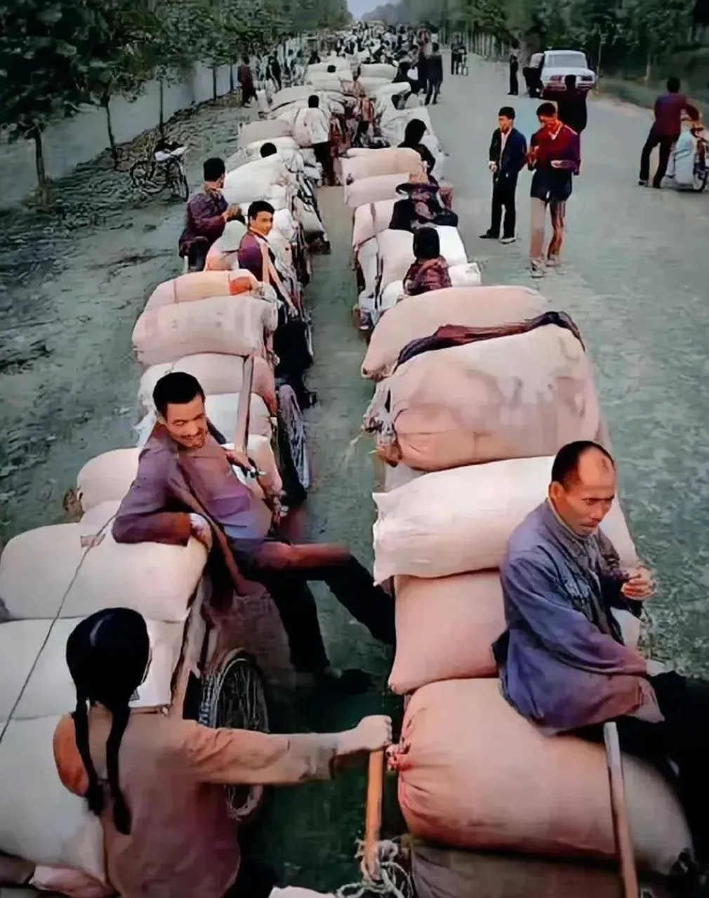 80年代,农民排队交公粮是一幅常见的景象.