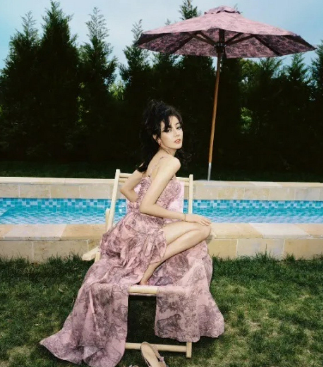 迪丽热巴的时尚大片,原来这裙子不是常服,而是泳装! 676767