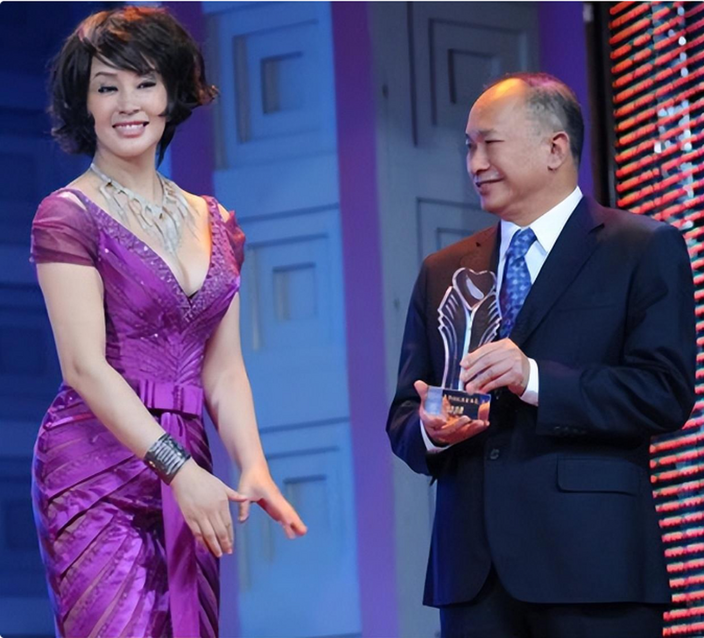 2022年,刘晓庆和王晓玉结婚十年过去,夫妻两人的感情一直很平稳.