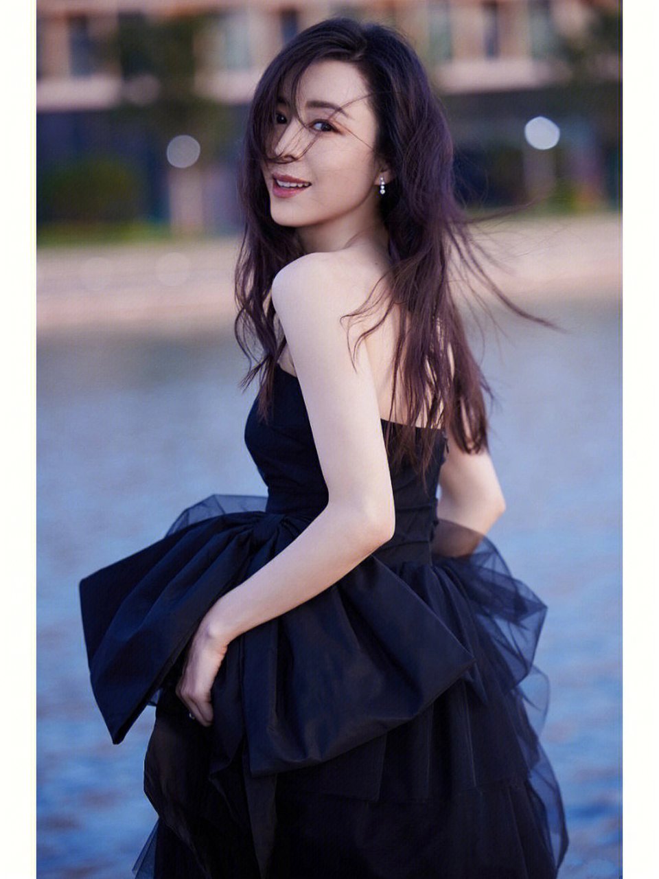 张静初不愧是文艺女神,黑色抹胸礼服优雅浪漫,精致时髦  张静初的气质