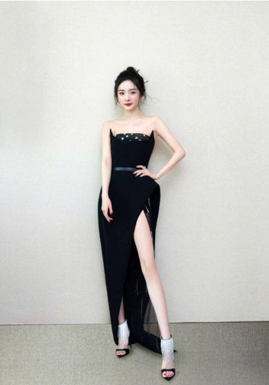 杨幂这身露肩高开叉长裙性感十足!锁骨完美展现更显魅力