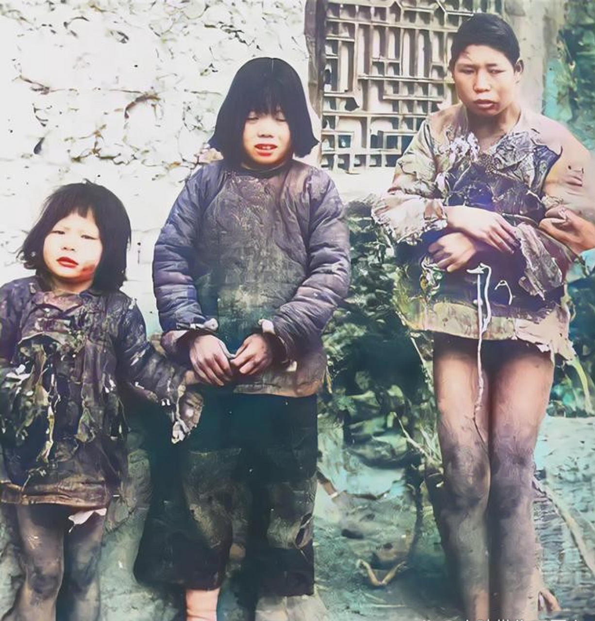 这是民国时期,一户穷苦人家三姐妹拍的照片,她们衣衫褴褛面容憔悴