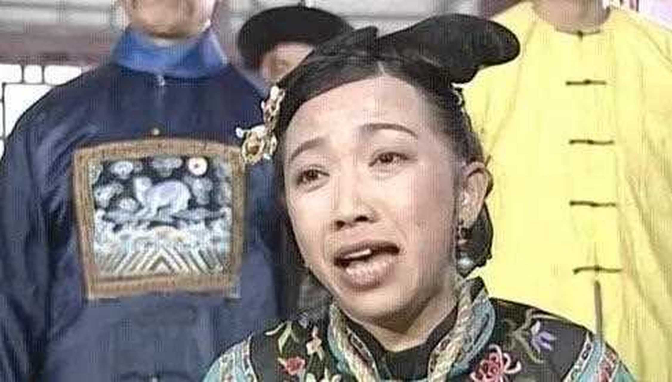 比起容嬷嬷,我觉得王虹饰演翰轩棋社的老板娘"母夜叉"是多少人挥之不