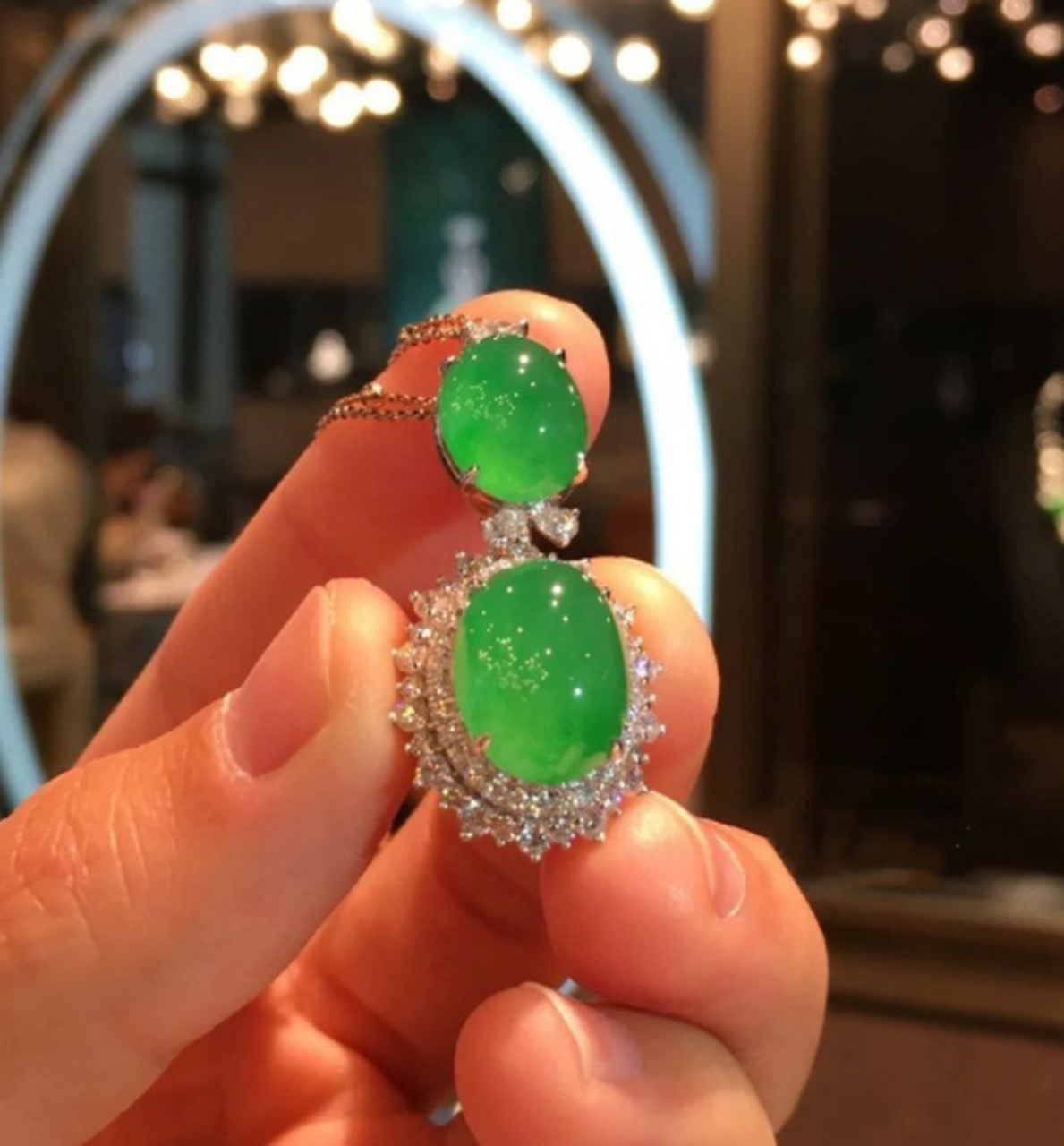 德钰轩珠宝##点击头像看直播# 一抹充满活力的翡翠蛋面吊坠,阳艳绿翠
