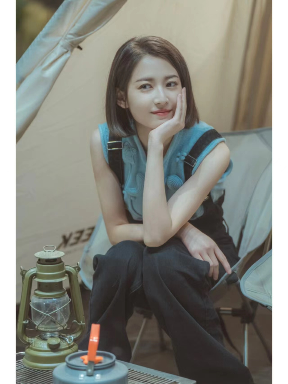 陈钰琪穿搭绝了,针织背心 背带裤真是减龄密码 没有背带裤的夏天是不