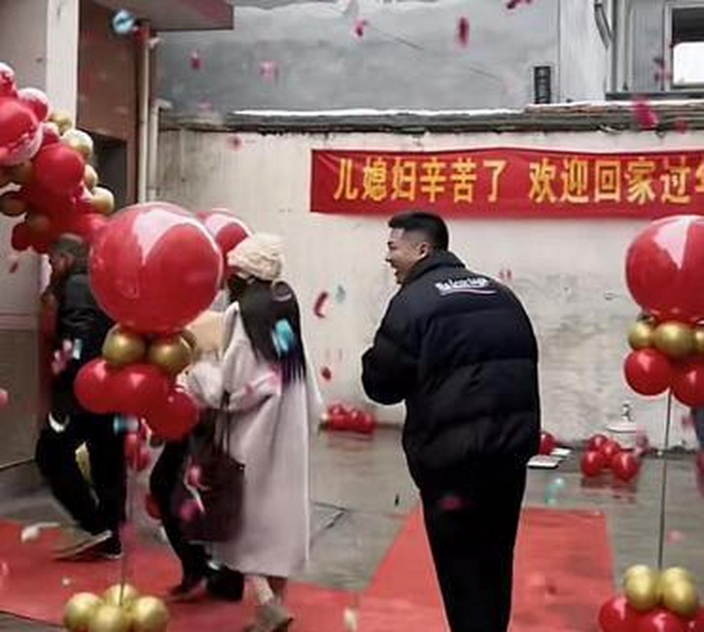 儿媳过年回家, 公婆瞒着儿媳给她隆重的"欢迎仪式".