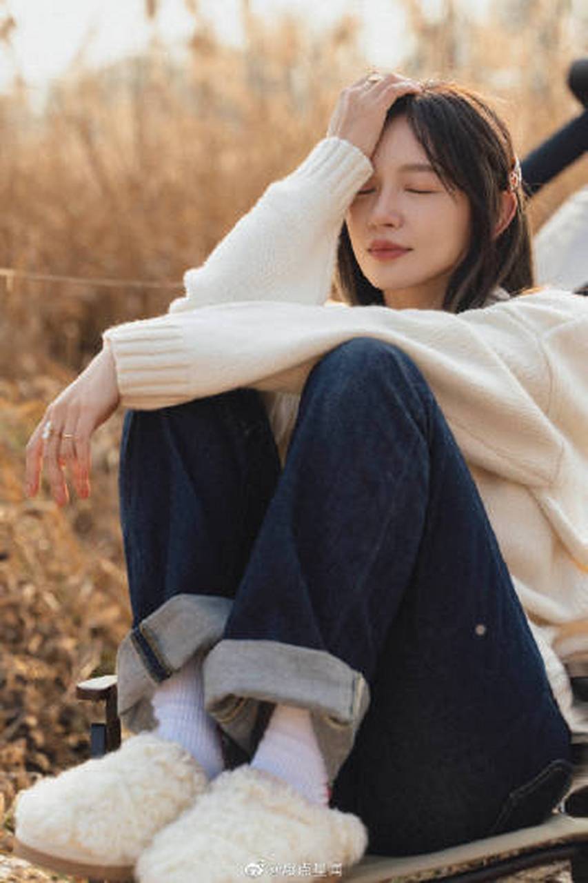 施诗的照片真的好美丽,白色毛衣牛仔裤,如此简单的穿搭却让施诗穿出了
