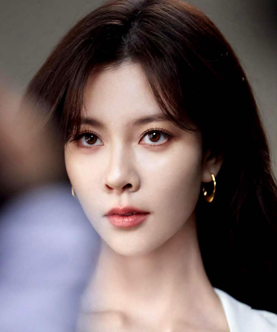 尽管宋妍霏的鼻子很漂亮,但它在她的脸上并不太和谐.