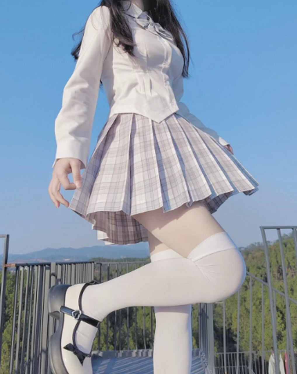 jk配白色过膝袜