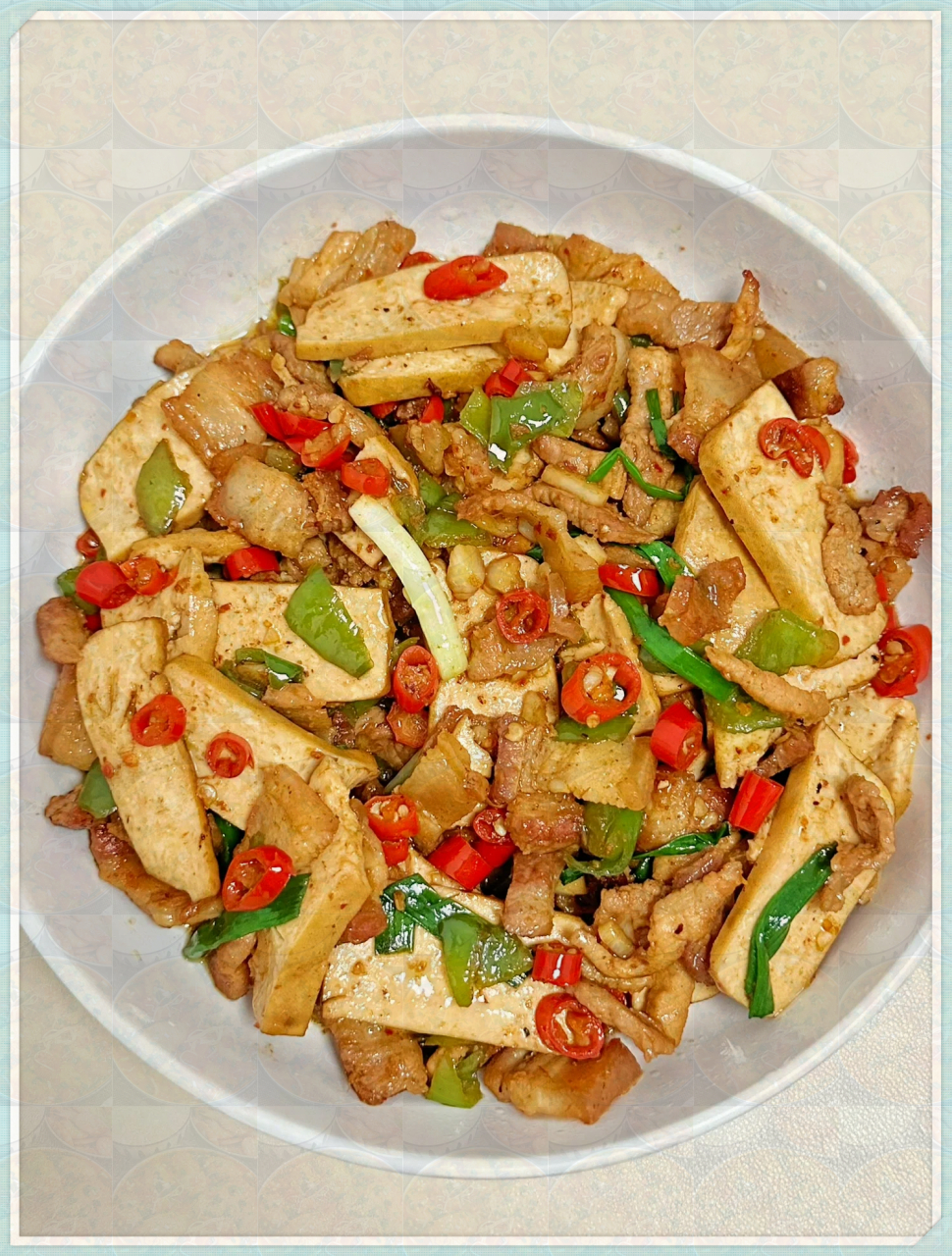 今天晚上吃什么 干炒肉用上攸县香干,猪肉,再加上小米辣,青椒,姜蒜和