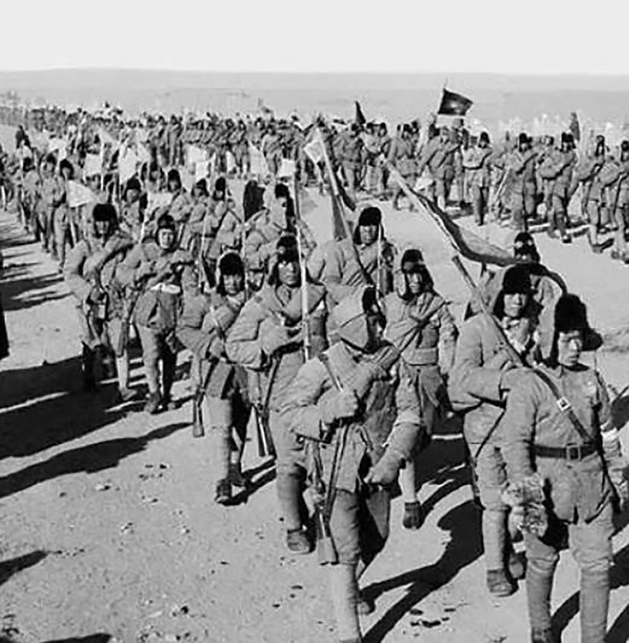 1936年,绥远抗战前线,一名护士正在小心翼翼的给伤员处理伤口,伤员的