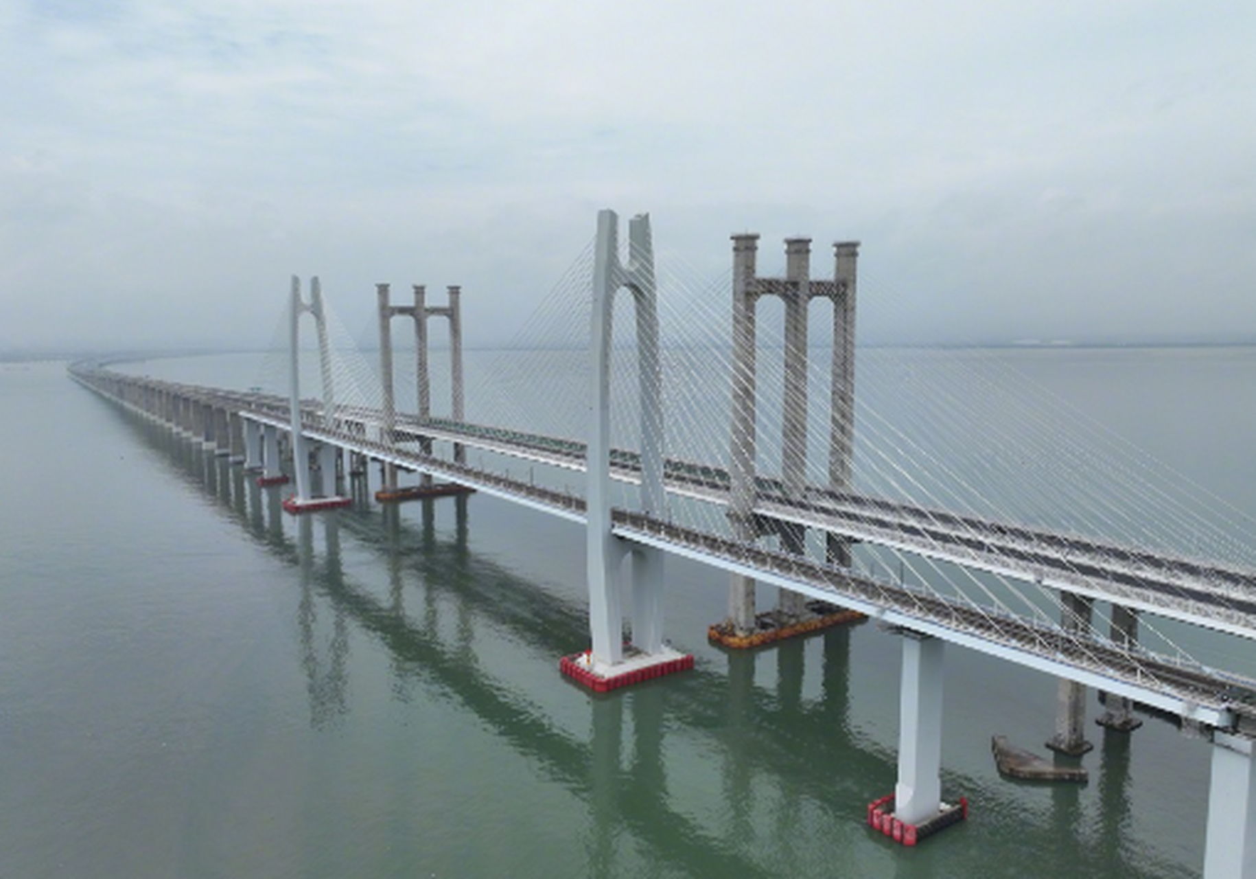 蓝蓝的泉州湾上,泉州湾跨海大桥宛如巨龙盘踞湾面,全长20.