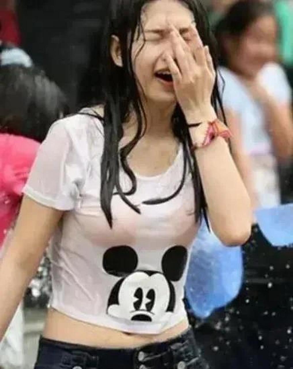 图片中的美女从街头路过,无一不被泼到全身湿透,印出玲珑剔透的身材!