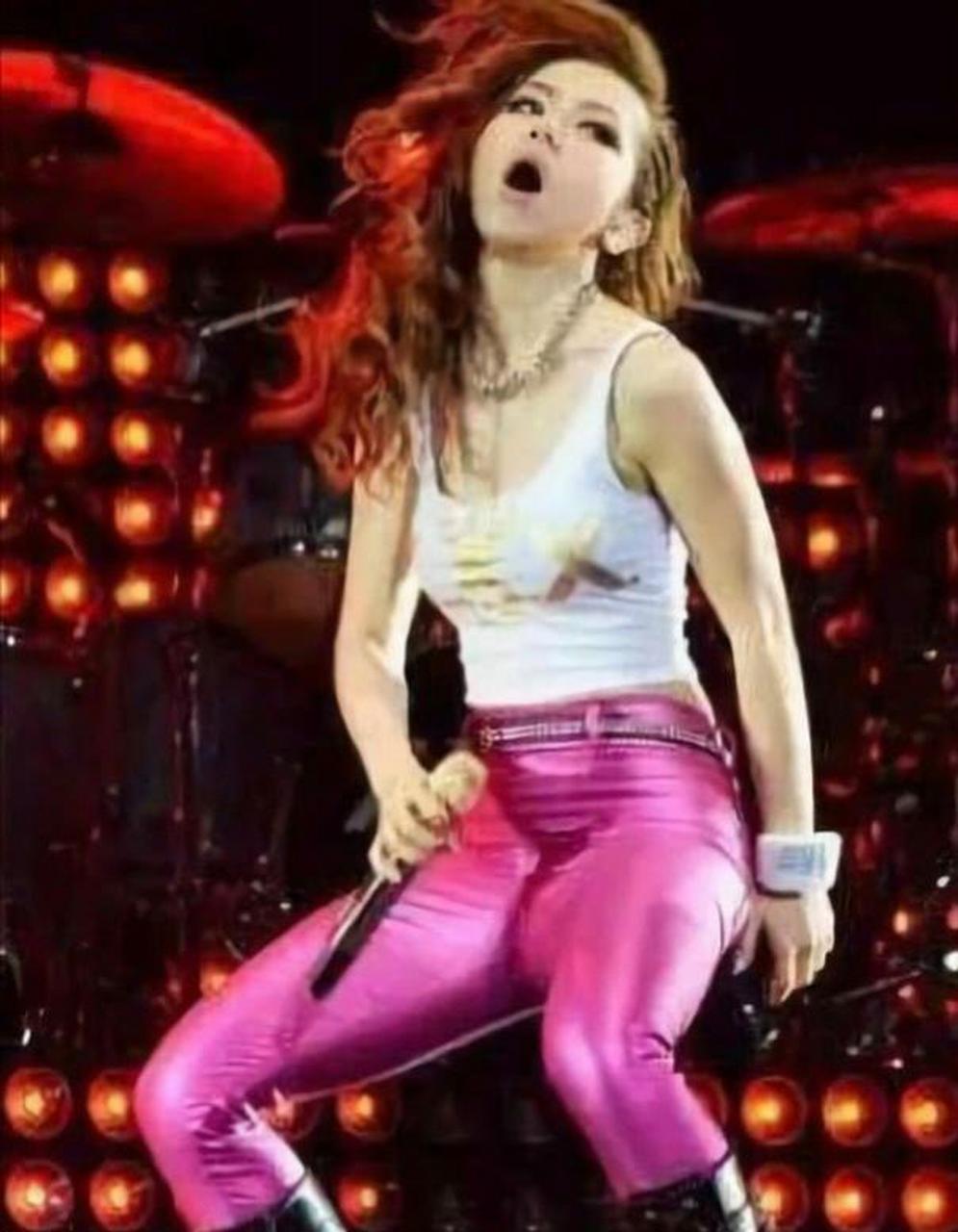 网友:邓紫棋偏爱紧身裤勾勒自己性感身姿