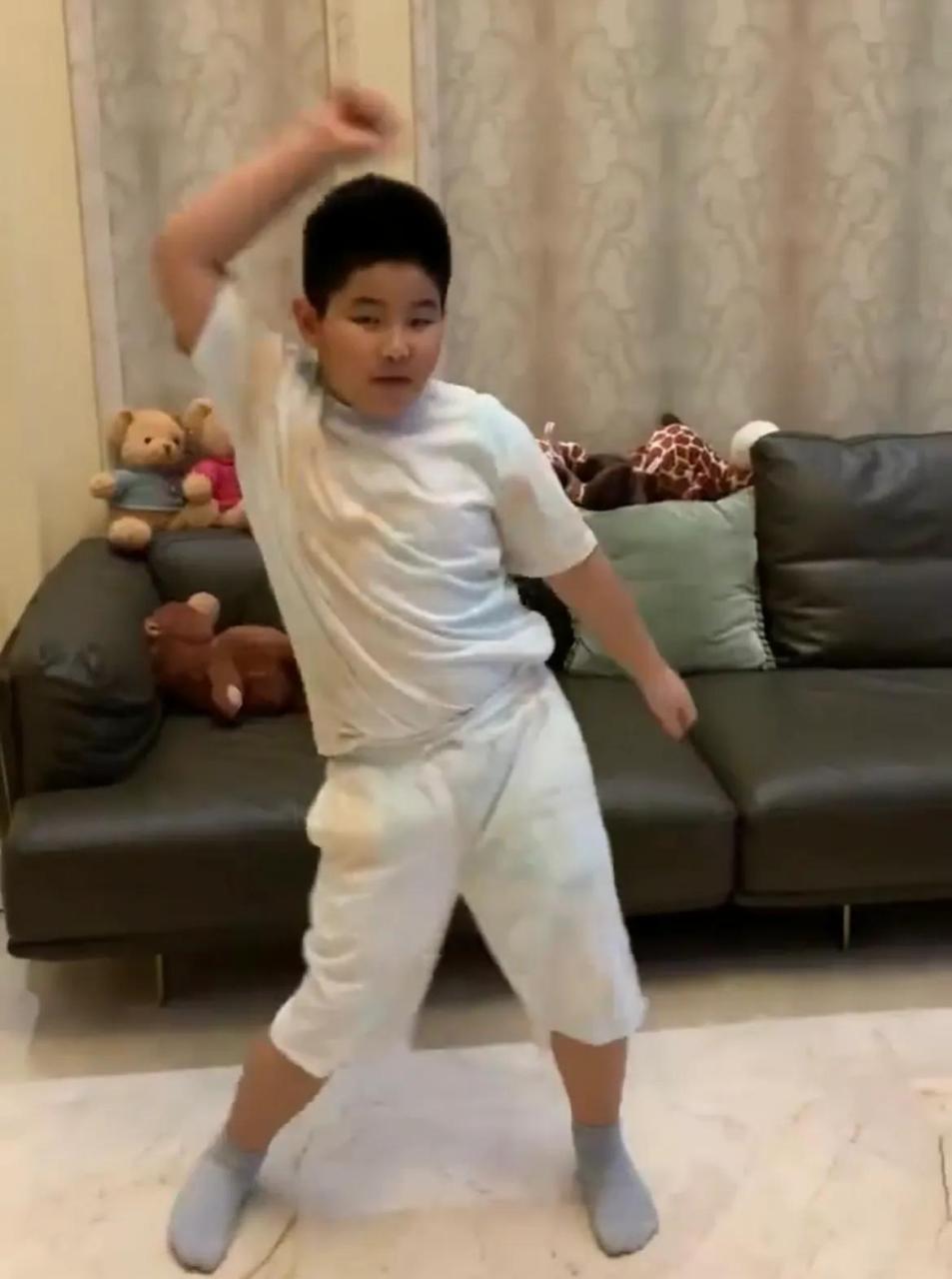 gif创作人# 7月10日,沙溢在社交平台晒出一段二儿子小鱼儿跳《爱摹贩