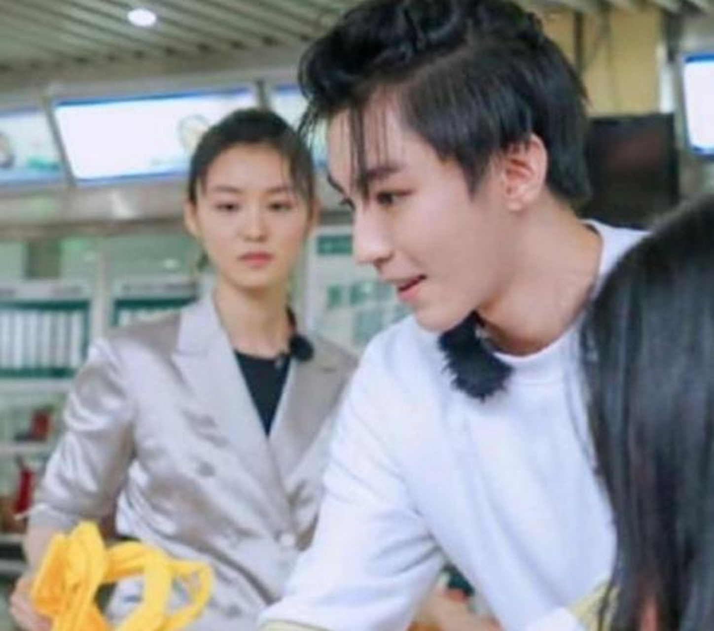 节目组还特意的给王俊凯身边安了一个女助理,从照片当中我们模模糊糊