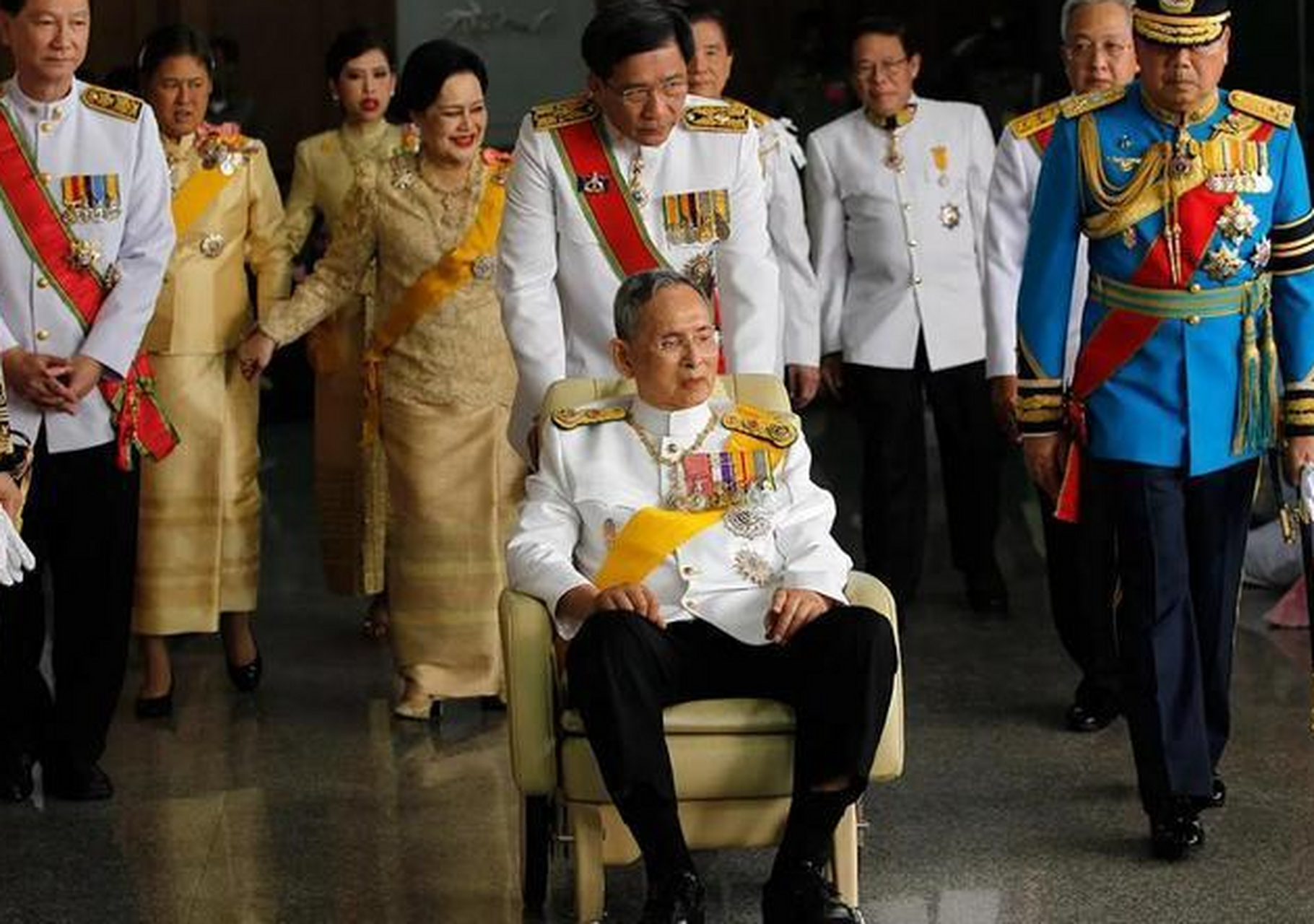 泰国现任国王拉玛十世,长住德国情史不断,第二任妻子最让他气愤