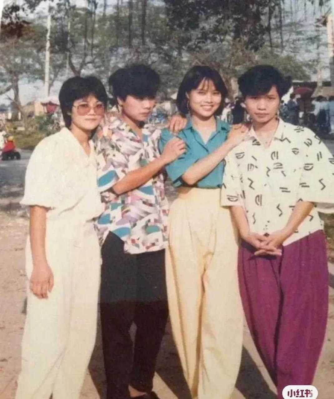 九十年代初期,四川大学中文系即将毕业的4名女大学生,来到公园游玩时