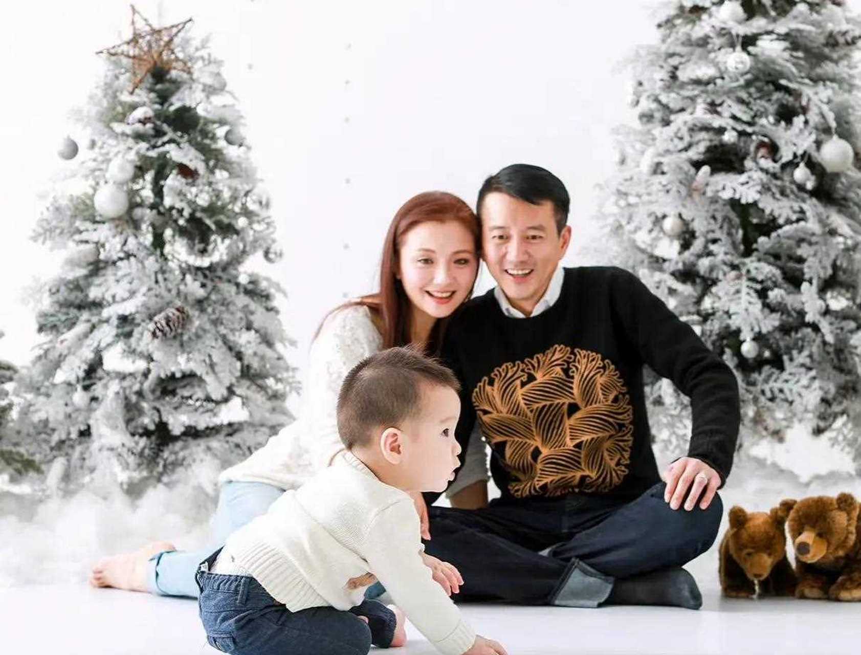 "槿汐姑姑"孙茜曾晒出她和老公蔡远航一家人拍摄全家福.